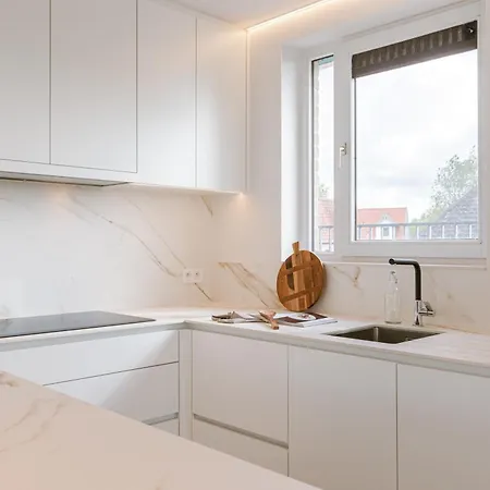 Apartament Huswell - Seaside Escape, Terrace & Partial Sea View For 4