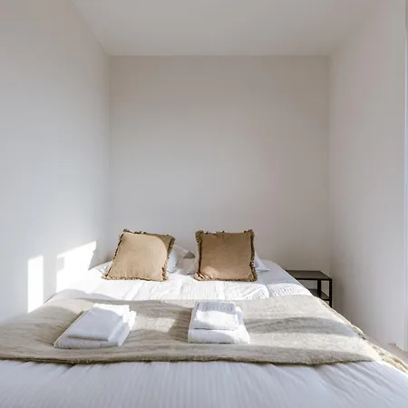 Huswell - Seaside Escape, Terrace & Partial Sea View For 4 아파트 *