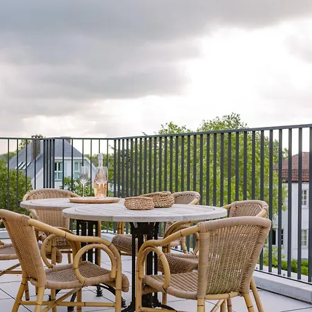 Huswell - Seaside Escape, Terrace & Partial Sea View For 4