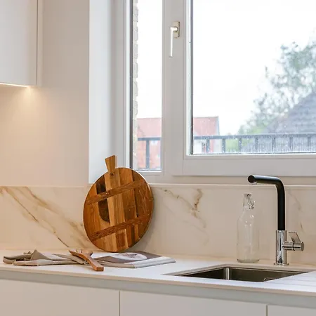 Huswell - Seaside Escape, Terrace & Partial Sea View For 4 코크시데