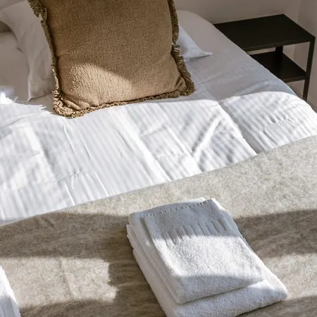 Huswell - Seaside Escape, Terrace & Partial Sea View For 4 코크시데