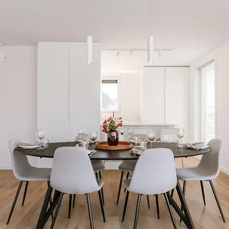 Huswell - Seaside Escape, Terrace & Partial Sea View For 4 코크시데